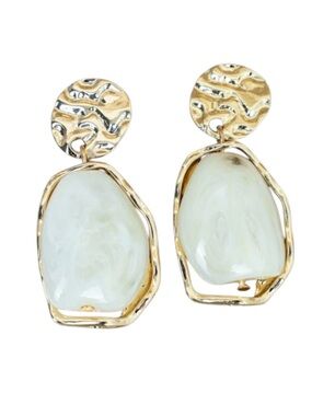 Juliet by Crystal Avenue Soft Focus Cream and Gold Tone Dangle Earrings (NWT)